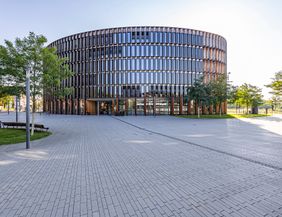 Gebäude Rathaus im Stühlinger mit Platz vornedran 