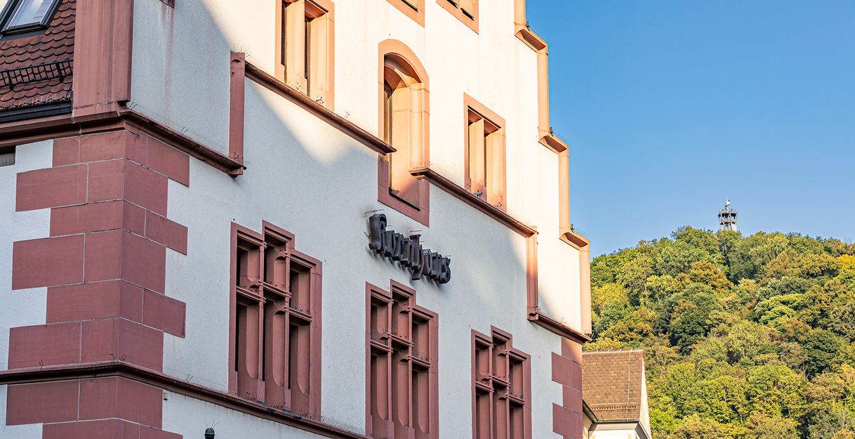 Kornhaus mit dem Schlossberg im Hintergrund