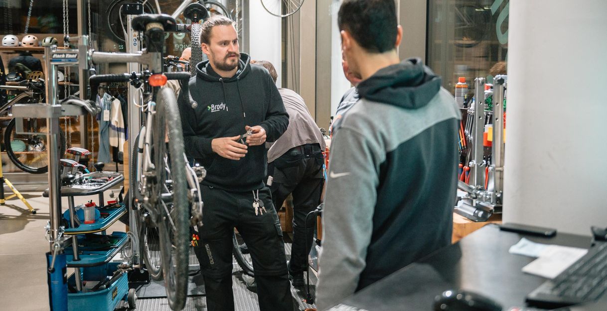 Unser Mechaniker im Gespräch mit Teilnehmenden