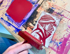 Einfärben der Druckplatte mit männlichem Porträt im Linoldruck Workshop bei LEKAI ART in Freiburg