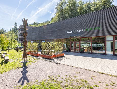 Gebäude des Waldhaus mit begrünter Außenanlage 