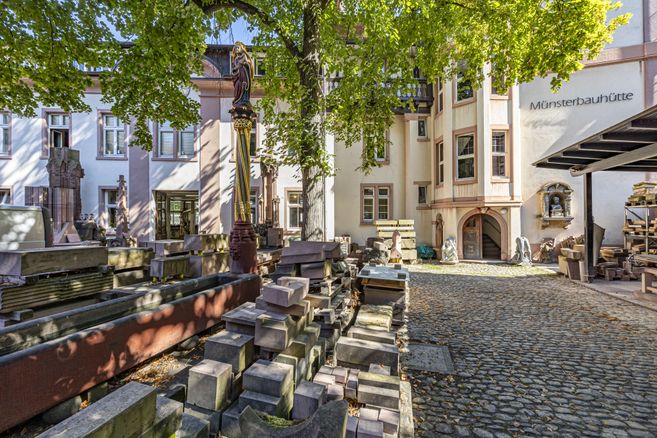 Innenhof mit verschiedenen Steinen 