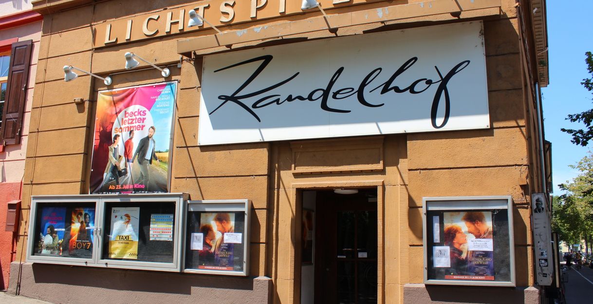 Eingang des Kinos Kandelhof in Freiburg mit Filmplakaten an der Fassade.
