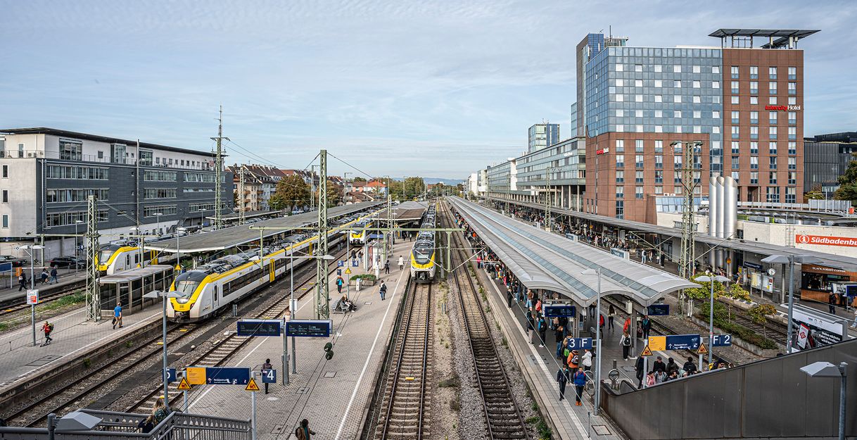 Gleise mit Züge am Freiburger Hauptbahnhof 