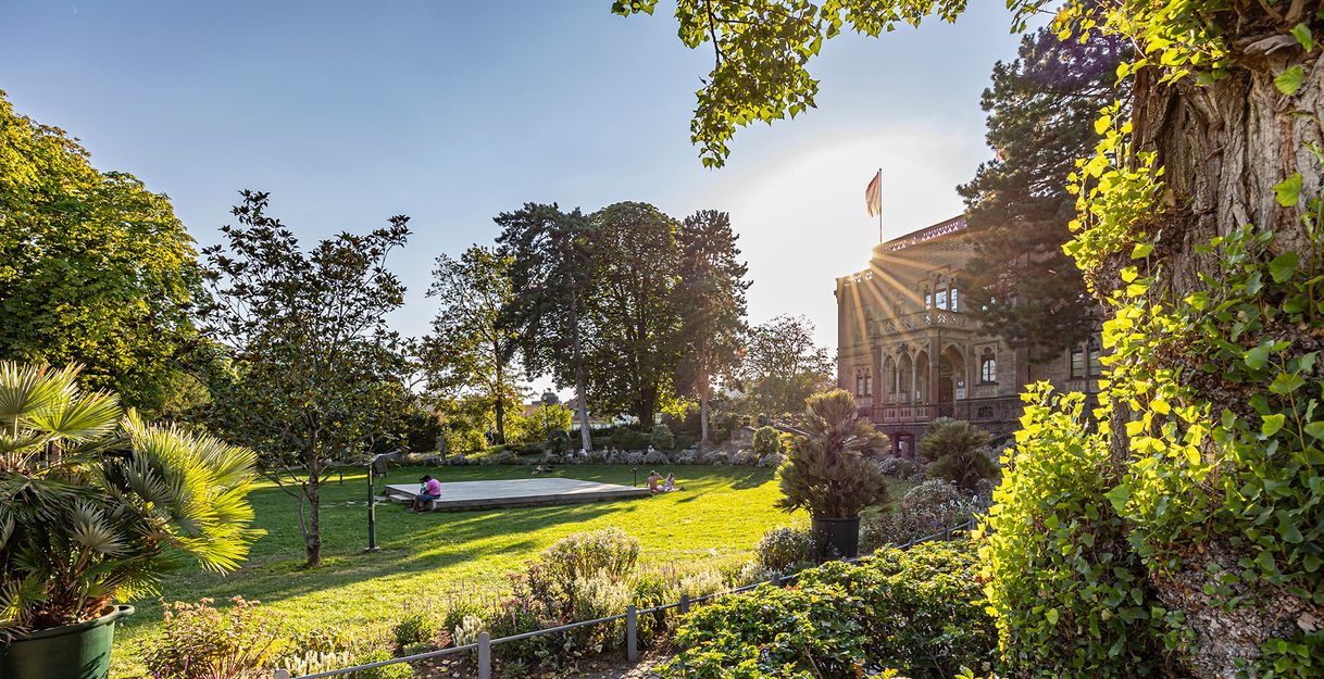 Blick auf das Colombischlössle mit Sonne im Colombipark